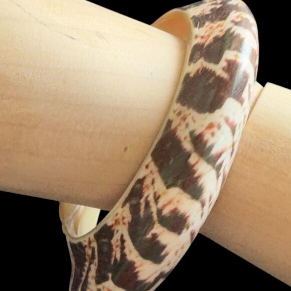 Vintage Carved Tiger Cowrie Polished Shell Bangle Bracelet Mother of Pearl Boho - Picture 13 of 14